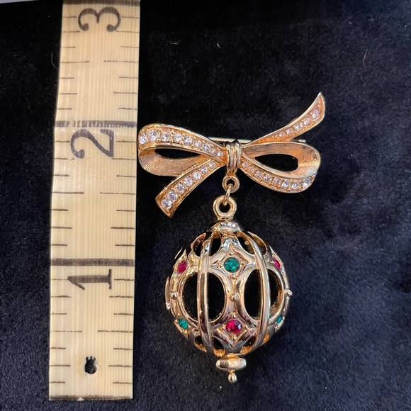 Sale!! SWAROVSKI Christmas Brooch. SN - Picture 4 of 5